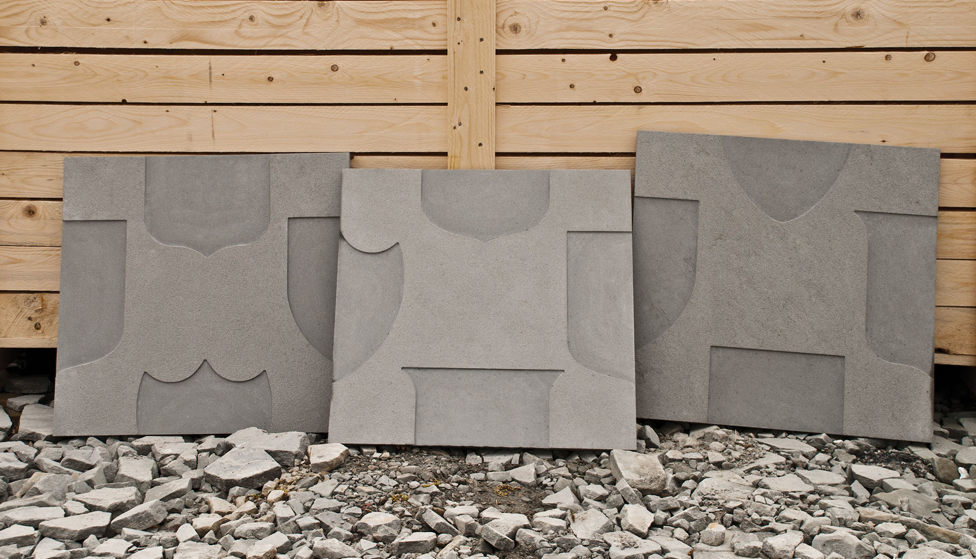 Le porzioni di stemmi e scudi in bassorilievo formano una poliedrica texture adatta a rivisitare le facciate di palazzi. Quattro diversi moduli combinabili tra loro.